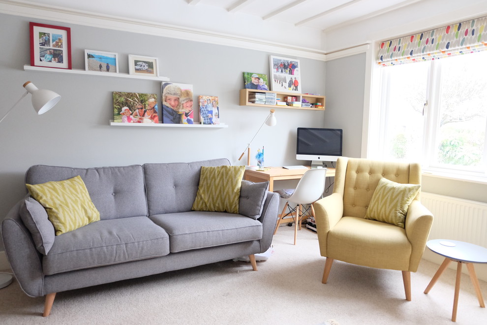 Idee per un soggiorno tradizionale con pareti grigie, moquette e pavimento beige