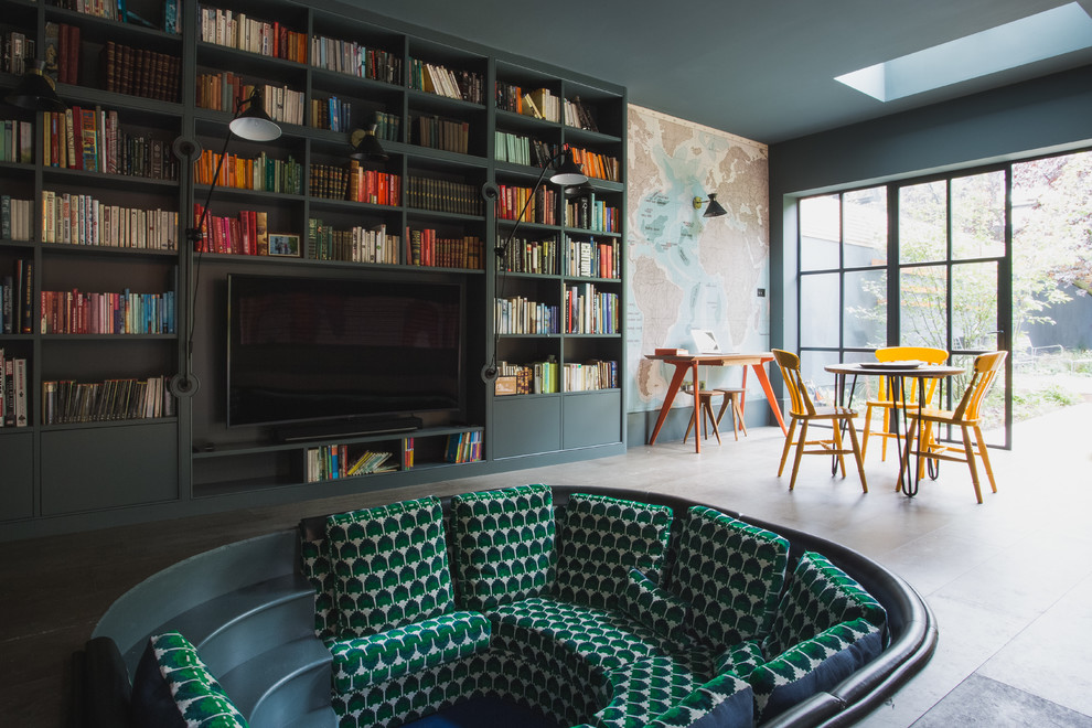 Diseño de sala de estar abierta contemporánea con paredes grises y pared multimedia