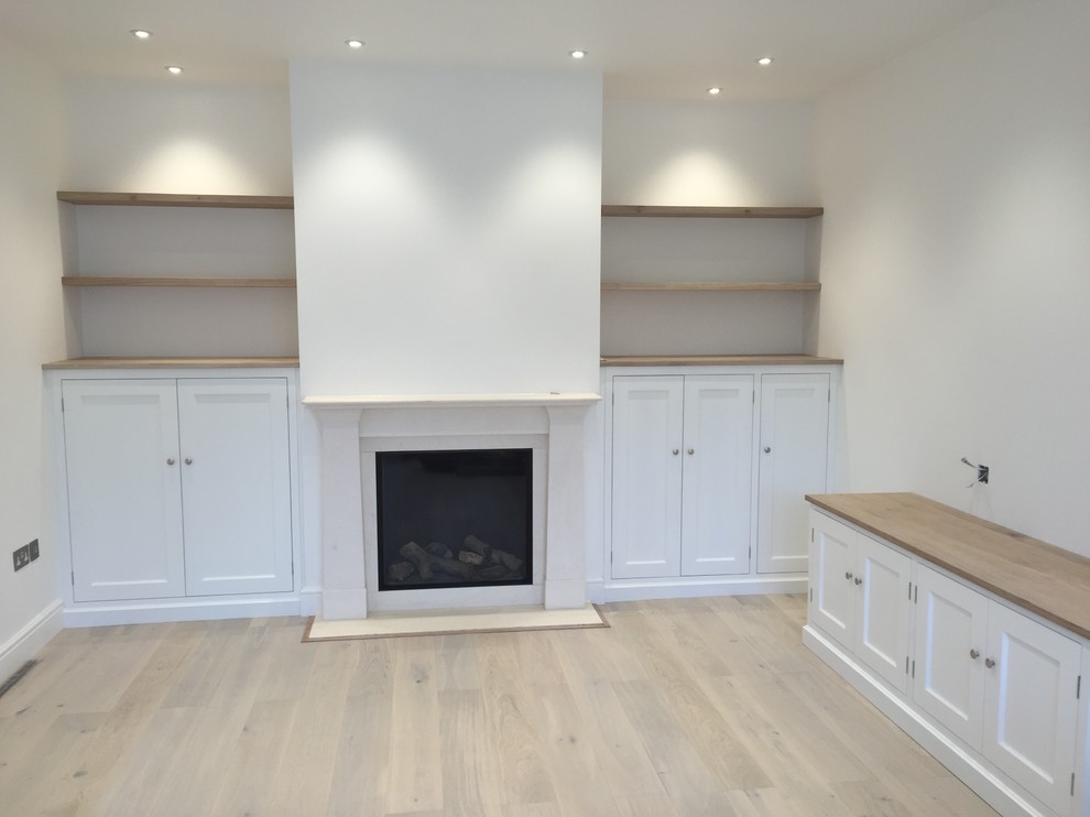 Idee per un soggiorno classico di medie dimensioni con pareti bianche, pavimento in legno massello medio e pavimento marrone