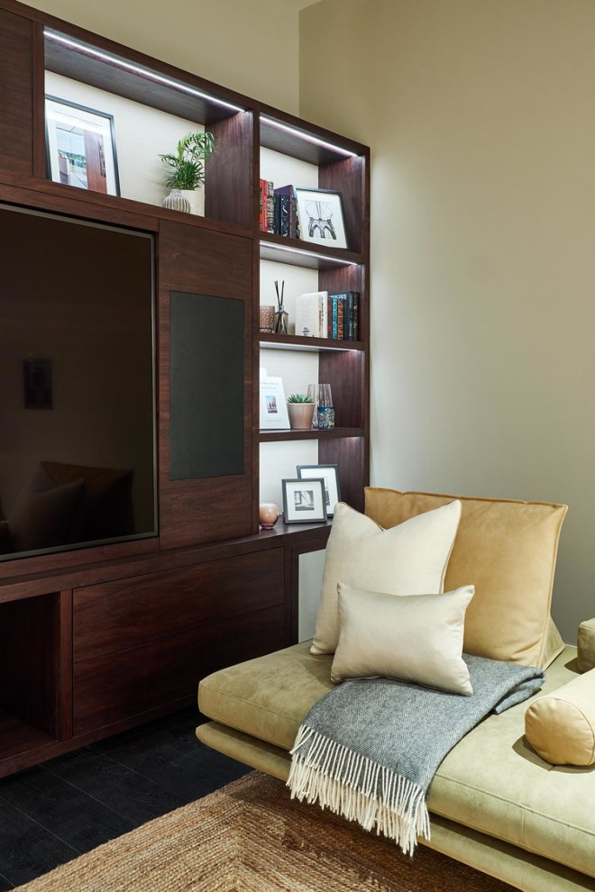 Foto de sala de estar abierta actual grande con paredes grises, suelo de madera oscura, pared multimedia y suelo marrón
