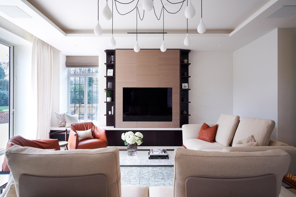 Imagen de sala de estar abierta clásica renovada grande sin chimenea con paredes blancas, pared multimedia, suelo de piedra caliza y casetón