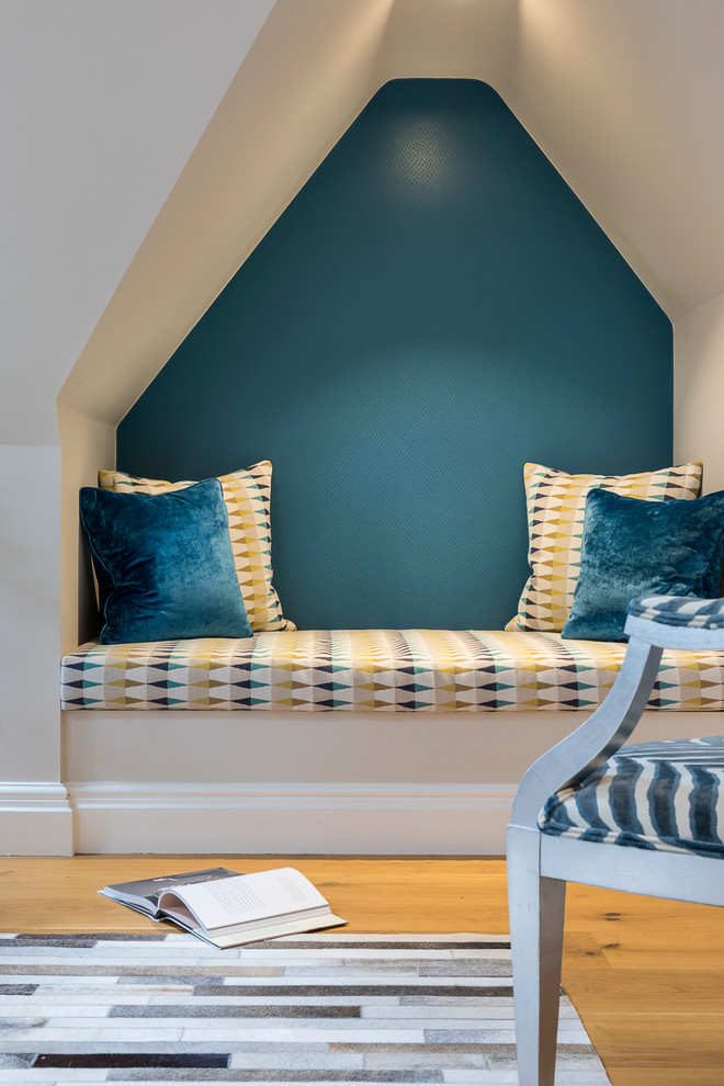На фото: гостиная комната в стиле неоклассика (современная классика) с синими стенами и паркетным полом среднего тона