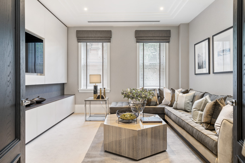 Abgetrenntes Modernes Wohnzimmer mit grauer Wandfarbe, Multimediawand und grauem Boden in Surrey