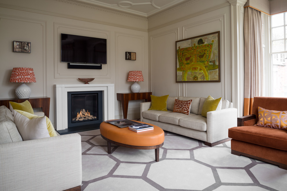 Aménagement d'une salle de séjour classique avec un mur beige, une cheminée standard, un téléviseur fixé au mur et un sol multicolore.