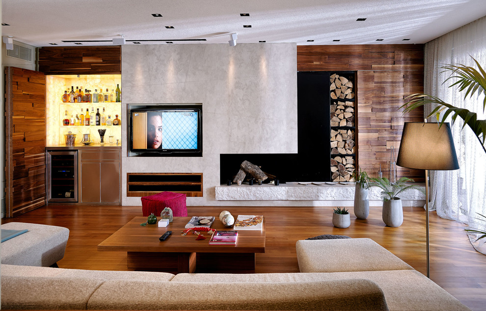 Foto de sala de estar con barra de bar actual con paredes marrones, suelo de madera en tonos medios, todas las chimeneas, televisor colgado en la pared y suelo marrón