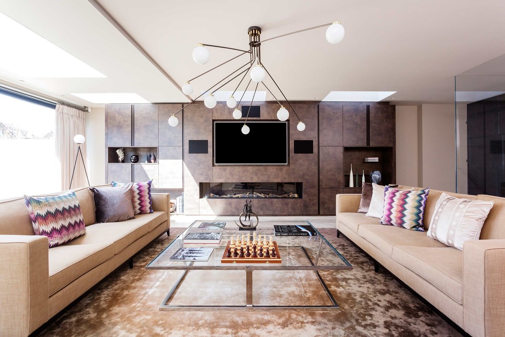 Mittelgroßes, Abgetrenntes Modernes Wohnzimmer mit beiger Wandfarbe, Multimediawand, Teppichboden und Gaskamin in London