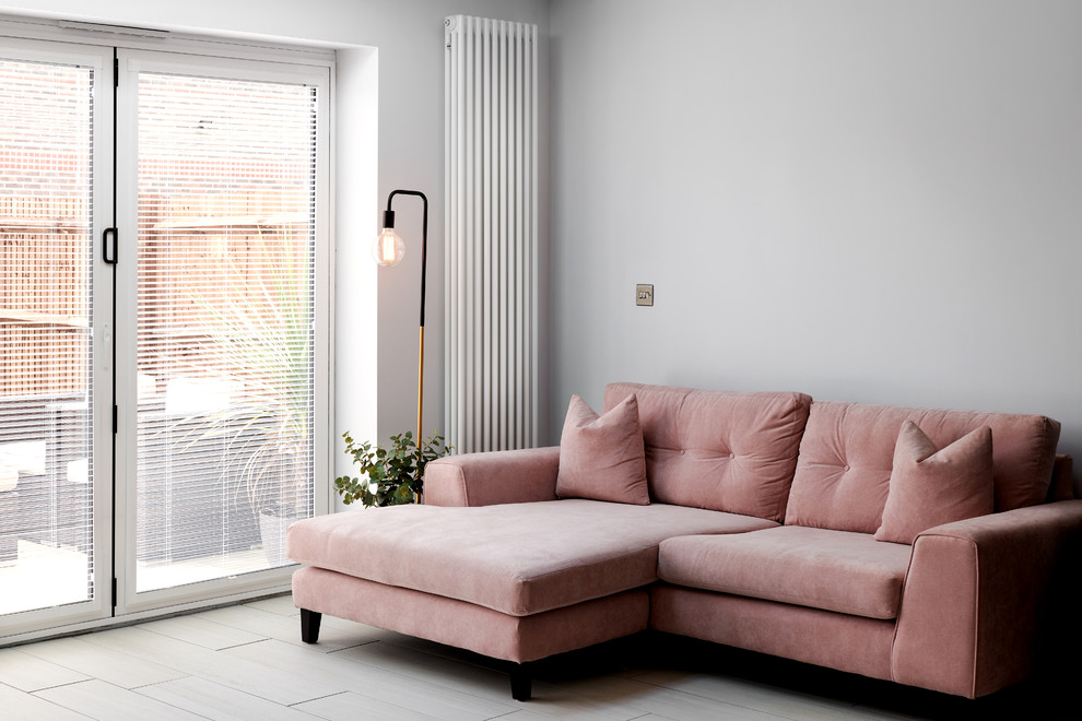 Idee per un soggiorno chic aperto con pareti grigie, pavimento in gres porcellanato e pavimento beige