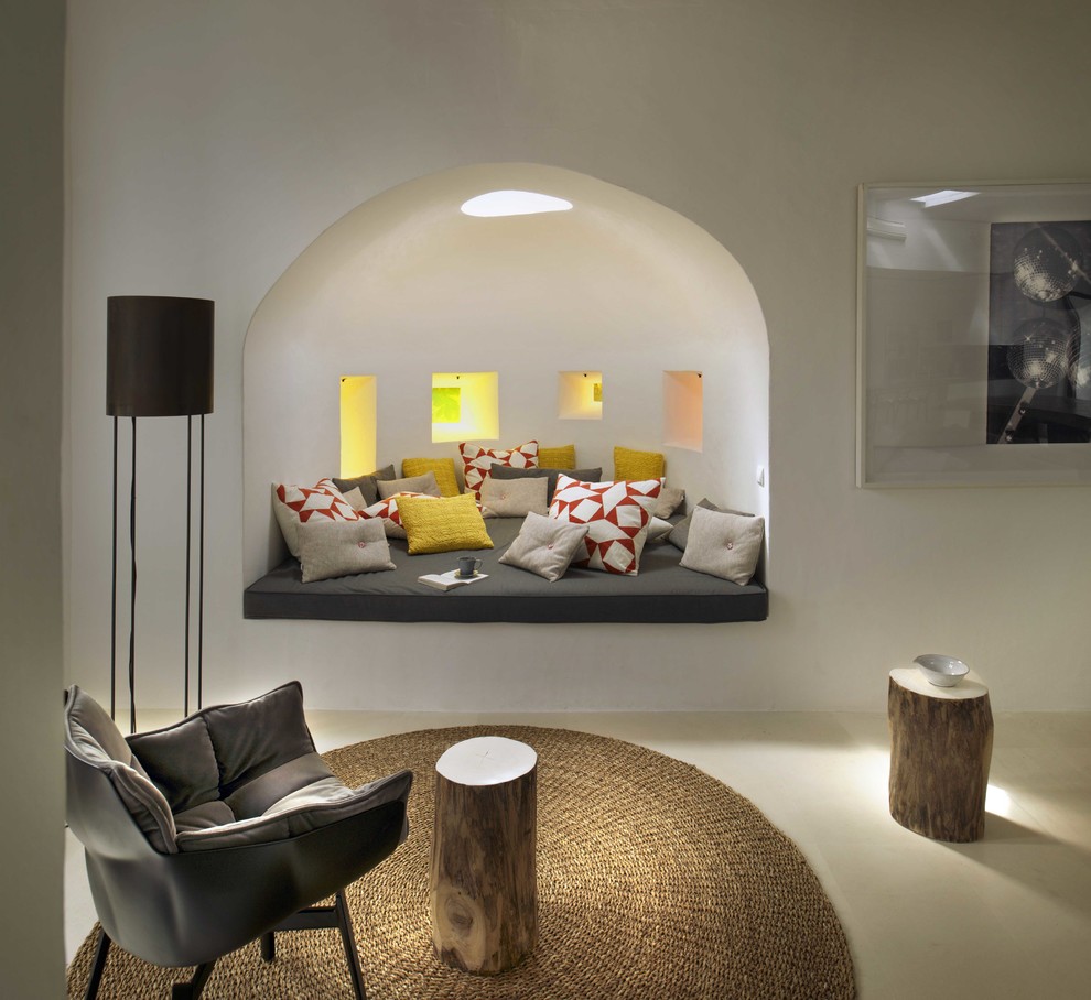 Стильный дизайн: изолированная гостиная комната среднего размера в средиземноморском стиле с белыми стенами, полом из керамической плитки и ковром на полу без камина, телевизора - последний тренд