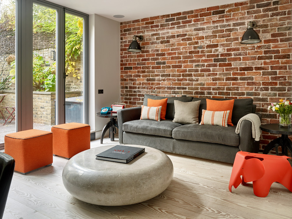 Industrial Wohnzimmer mit weißer Wandfarbe und hellem Holzboden in London