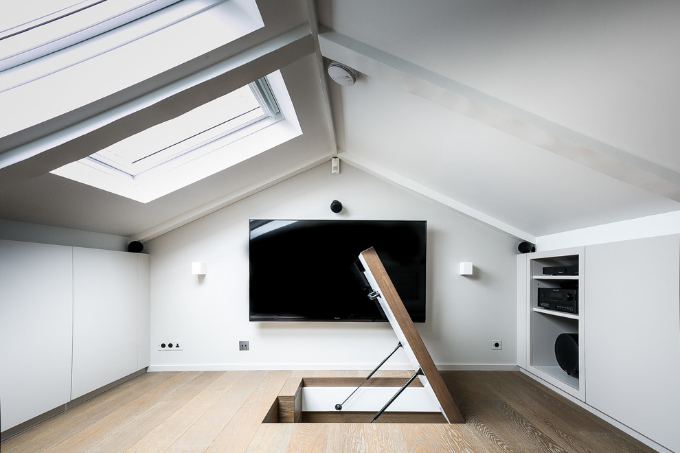 Großes, Abgetrenntes Modernes Wohnzimmer mit weißer Wandfarbe, hellem Holzboden, TV-Wand und beigem Boden in London