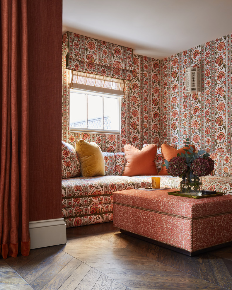 Esempio di un soggiorno classico con pareti rosse, parquet scuro e pavimento marrone