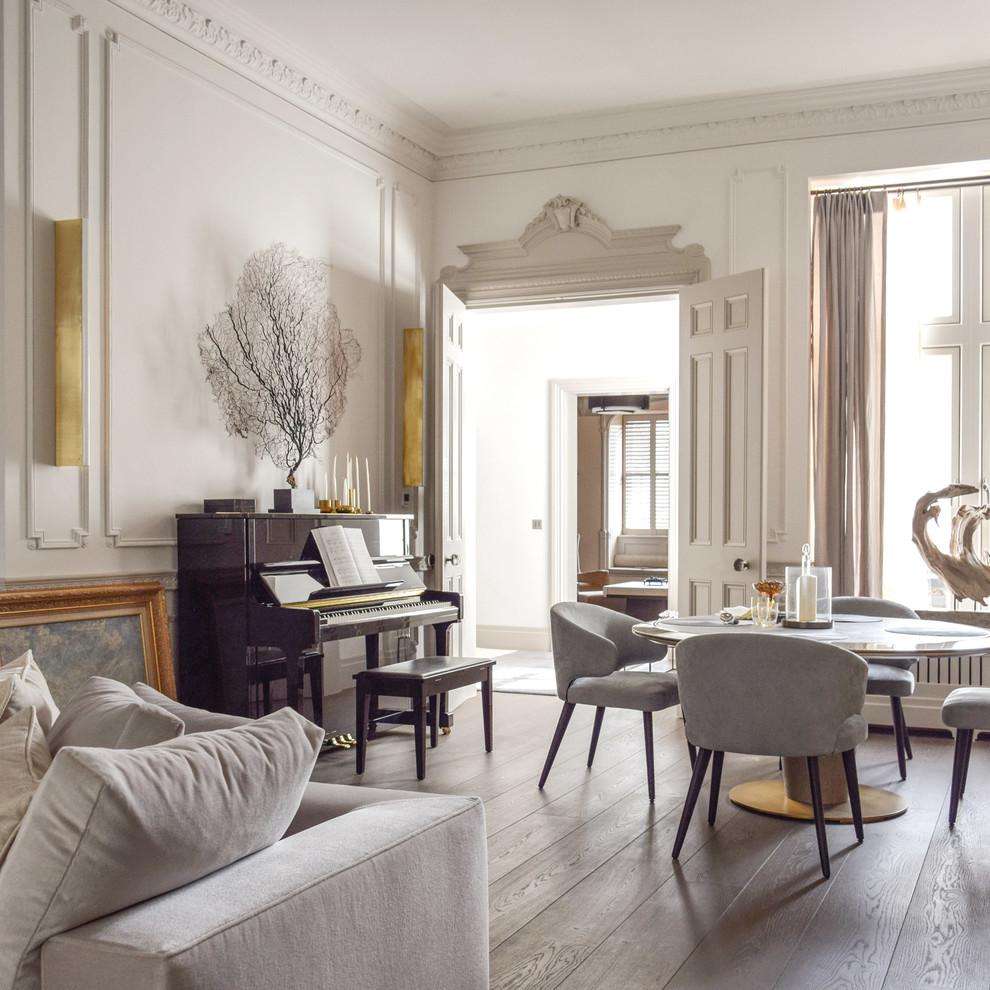 Diseño de sala de estar con rincón musical tradicional con paredes blancas, suelo de madera en tonos medios y suelo gris