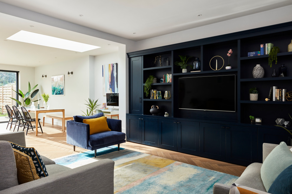 Mittelgroßes Stilmix Wohnzimmer mit blauer Wandfarbe, braunem Holzboden, Multimediawand und braunem Boden in Kent