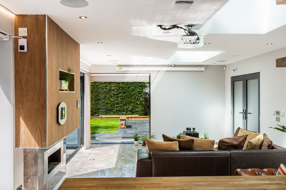 Esempio di un soggiorno design con pareti bianche e pavimento grigio
