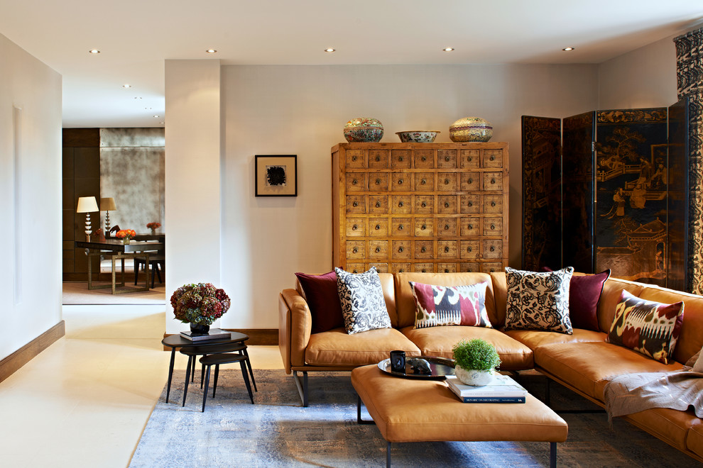 Großes, Fernseherloses, Abgetrenntes Asiatisches Wohnzimmer ohne Kamin mit weißer Wandfarbe und Keramikboden in London