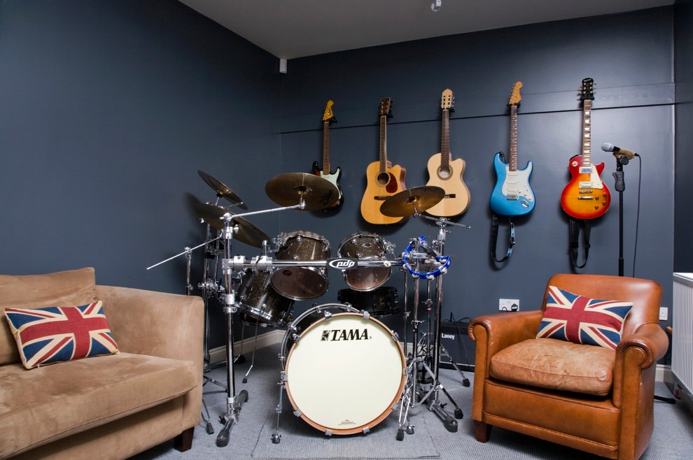 Immagine di un soggiorno contemporaneo con sala della musica, pareti blu e moquette