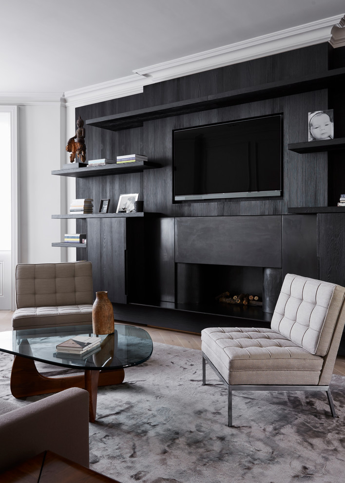 Diseño de sala de estar actual con chimenea lineal y televisor colgado en la pared