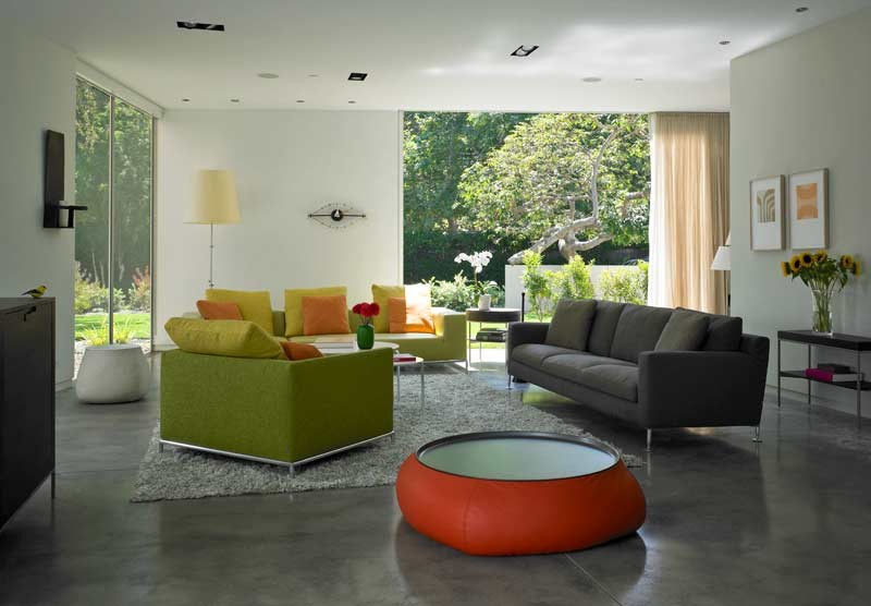 Diseño de sala de estar moderna con suelo gris