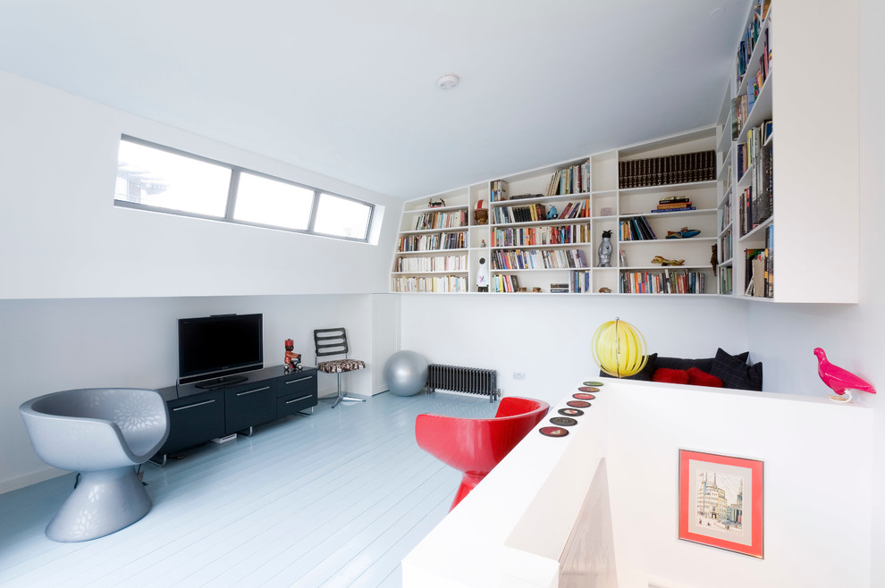 Imagen de sala de estar con biblioteca actual de tamaño medio con paredes blancas y televisor independiente