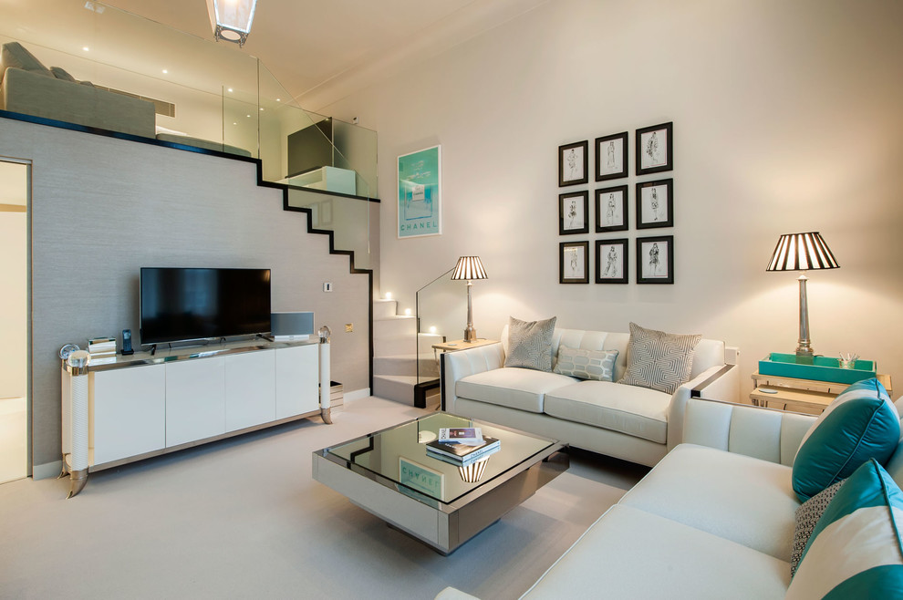 Diseño de sala de estar contemporánea sin chimenea con paredes blancas y televisor independiente