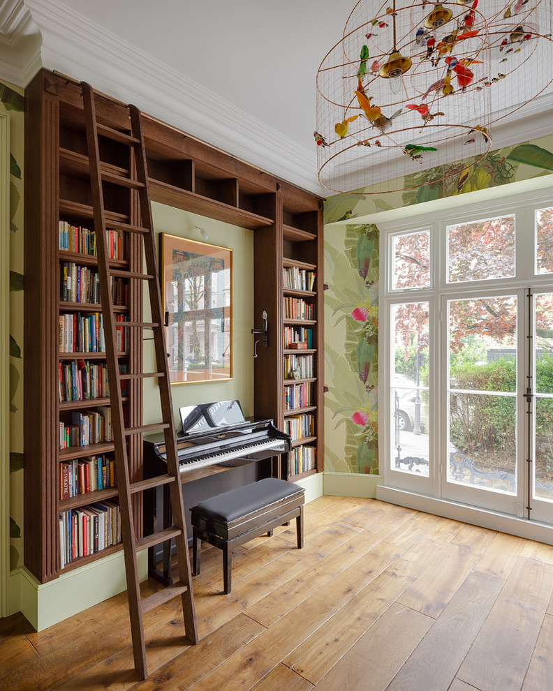 Idée de décoration pour une salle de séjour champêtre avec une salle de musique, un mur vert, un sol en bois brun et un sol beige.