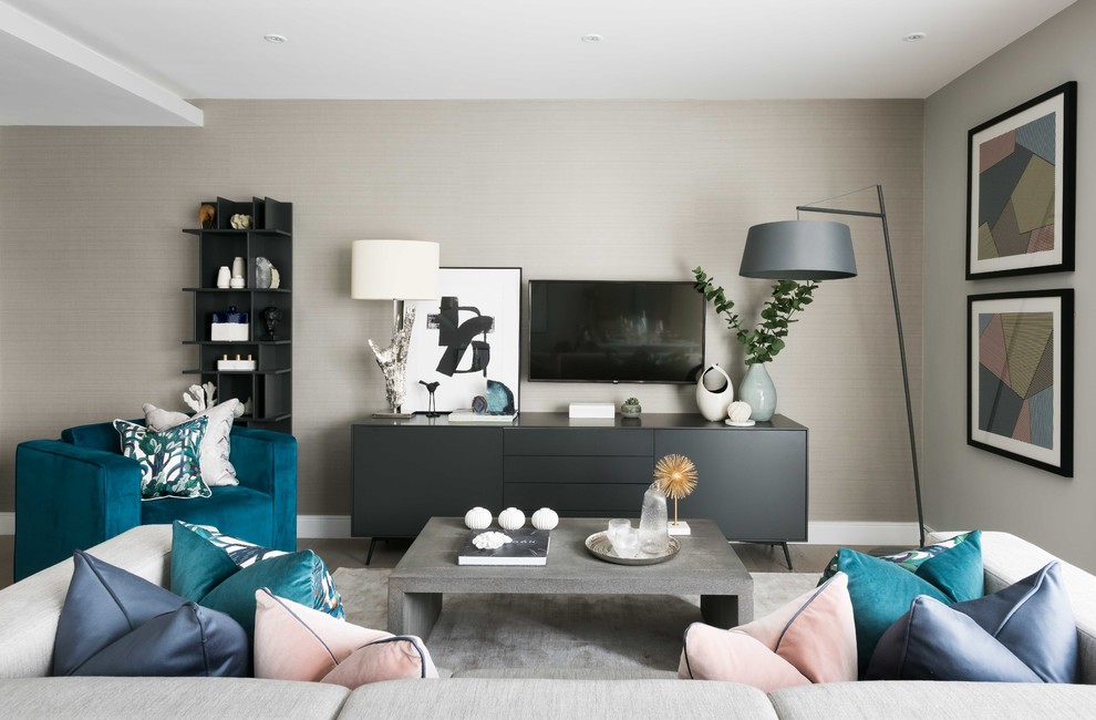 Immagine di un soggiorno design con pareti beige, nessun camino e TV a parete