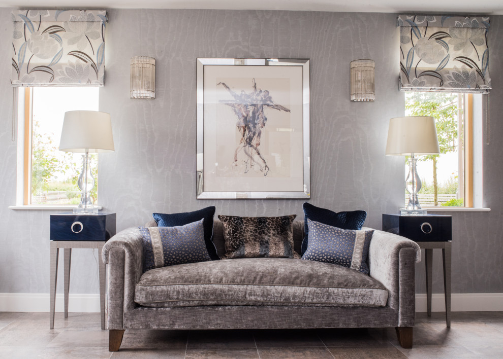 Immagine di un soggiorno minimal di medie dimensioni e aperto con pareti grigie, parquet scuro e pavimento marrone