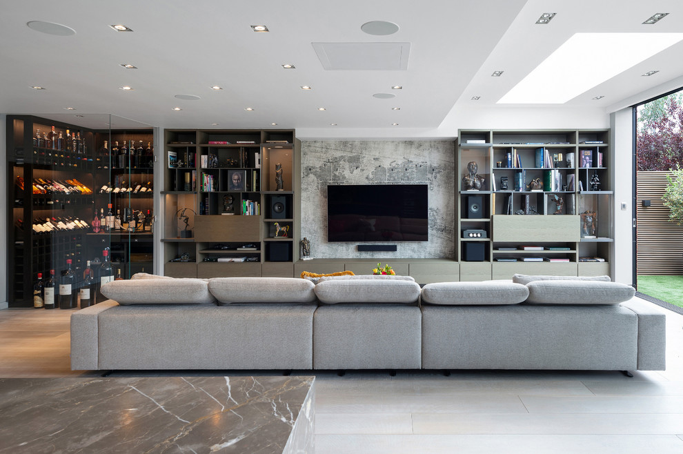 Идея дизайна: гостиная комната в современном стиле с телевизором на стене без камина