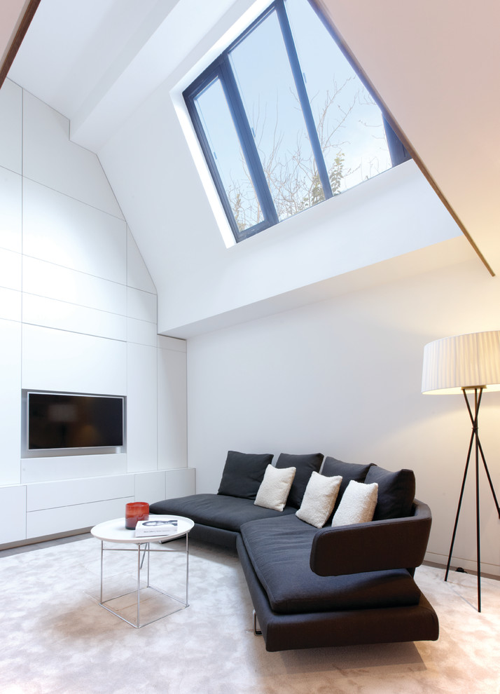 Idee per un soggiorno contemporaneo con pareti bianche e TV a parete