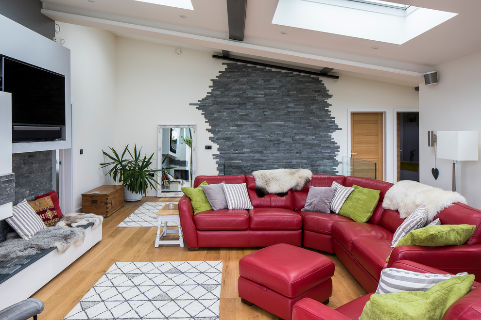 Diseño de sala de estar abierta minimalista de tamaño medio con paredes blancas, suelo de madera clara, suelo beige, chimenea de esquina y marco de chimenea de yeso