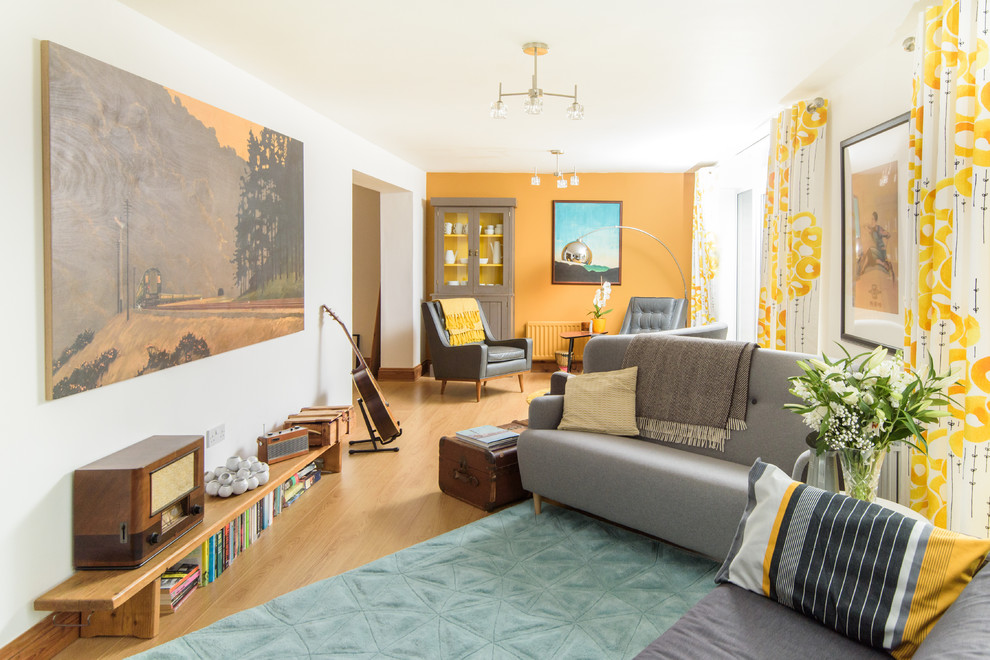 Идея дизайна: открытая гостиная комната среднего размера в современном стиле с музыкальной комнатой, паркетным полом среднего тона и оранжевыми стенами без камина, телевизора