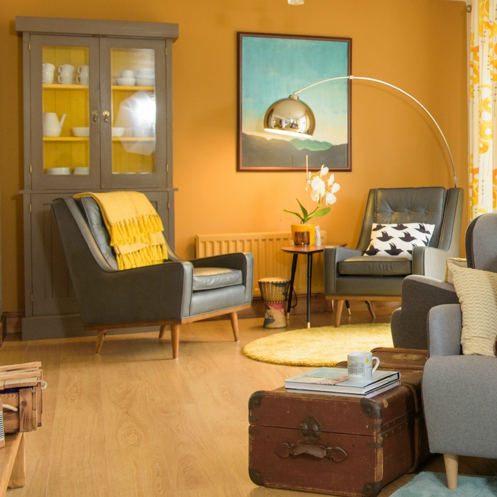 Cette photo montre une salle de séjour tendance de taille moyenne et ouverte avec une salle de musique, un mur jaune, un sol en bois brun, aucune cheminée et aucun téléviseur.