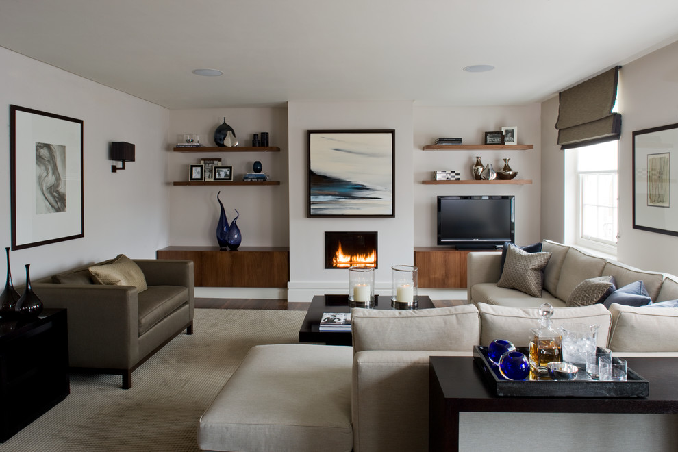 Mittelgroßes, Abgetrenntes Modernes Wohnzimmer mit weißer Wandfarbe, Gaskamin, freistehendem TV und dunklem Holzboden in London