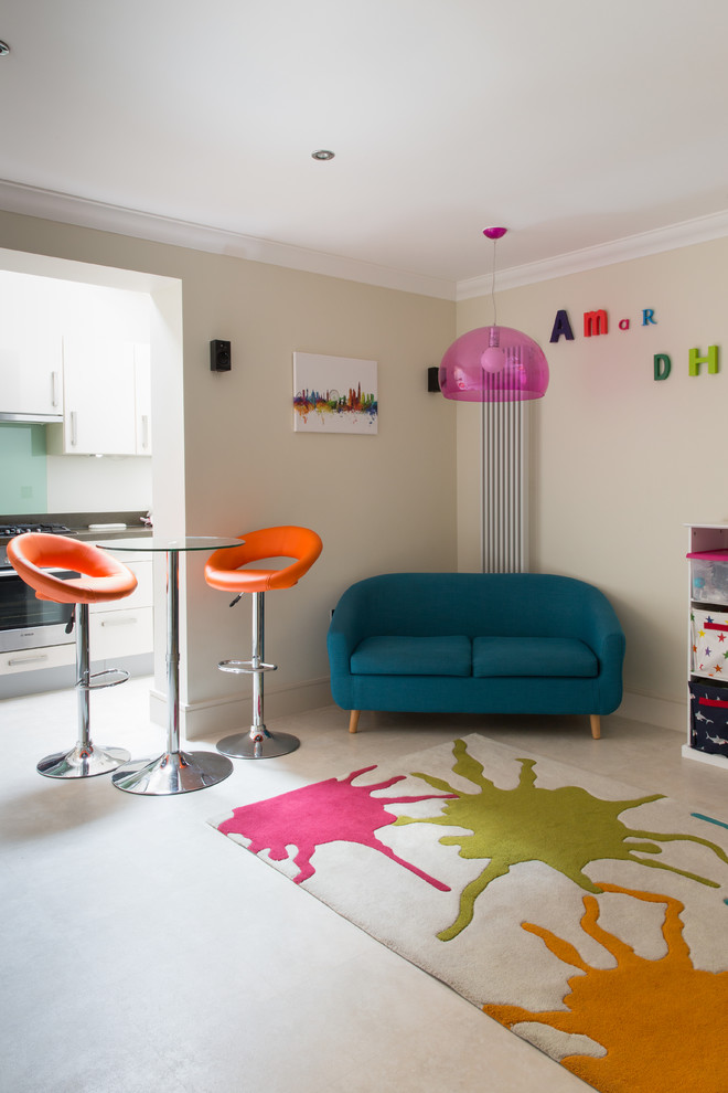 Ispirazione per un piccolo soggiorno contemporaneo aperto con pareti beige e pavimento in vinile