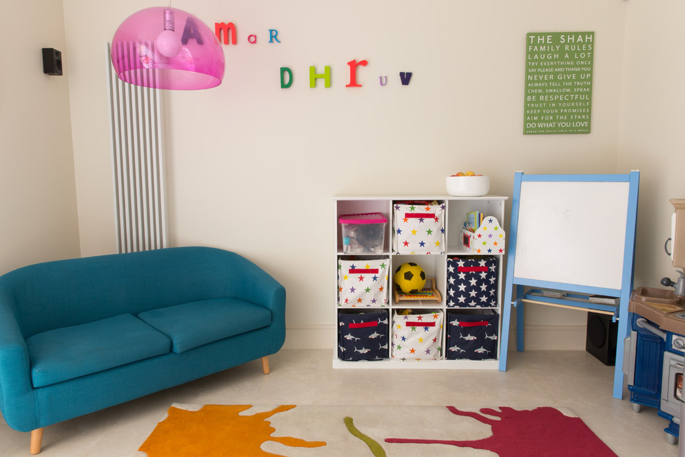 Kleines, Offenes Modernes Wohnzimmer mit beiger Wandfarbe und Vinylboden in London