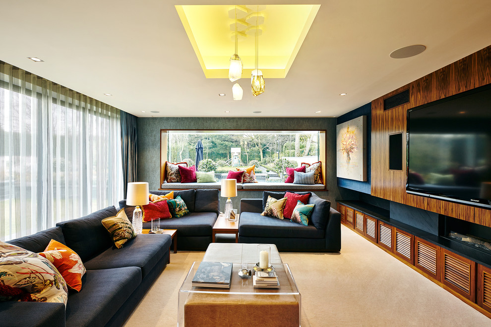 На фото: гостиная комната в современном стиле с телевизором на стене, ковровым покрытием и горизонтальным камином