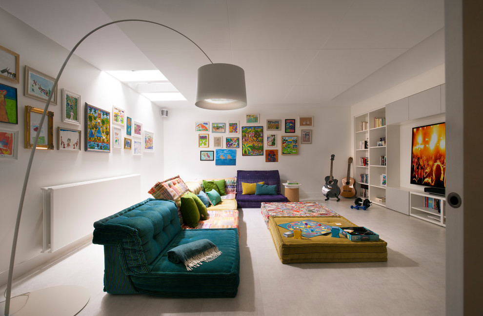 Idéer för ett modernt allrum, med vita väggar, en inbyggd mediavägg och grått golv