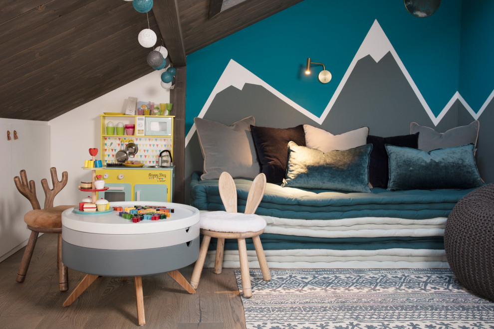 Exemple d'une salle de séjour tendance de taille moyenne et fermée avec salle de jeu, un mur bleu, un sol en bois brun, un téléviseur indépendant et un sol marron.
