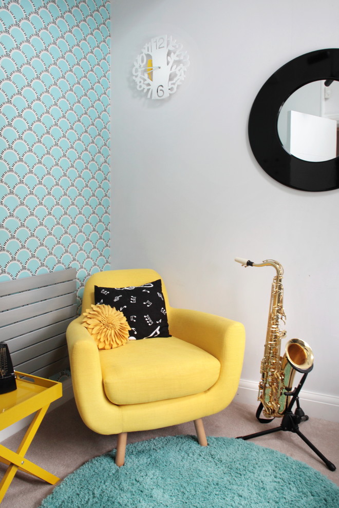 На фото: гостиная комната в современном стиле с музыкальной комнатой, серыми стенами, ковровым покрытием и серым полом