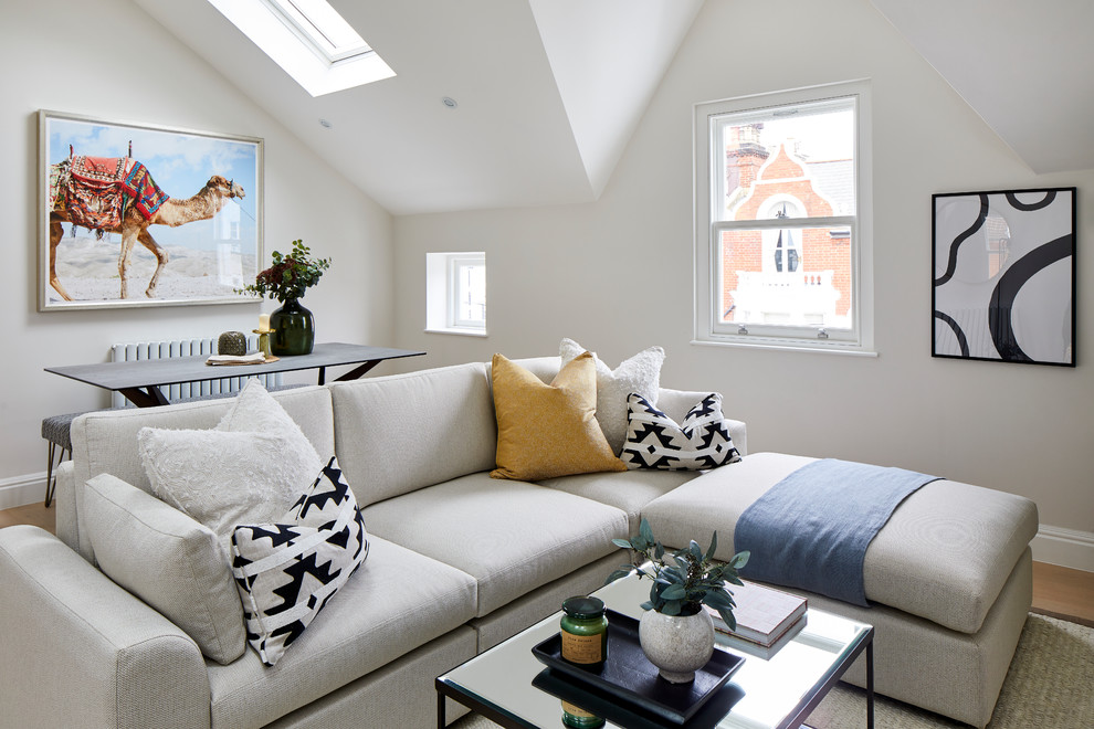 Modernes Wohnzimmer mit beiger Wandfarbe, braunem Holzboden und braunem Boden in London