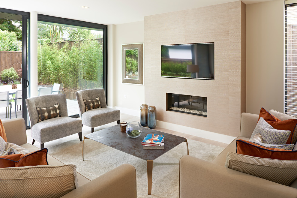 Idee per un soggiorno design con pareti beige, camino lineare Ribbon e TV a parete