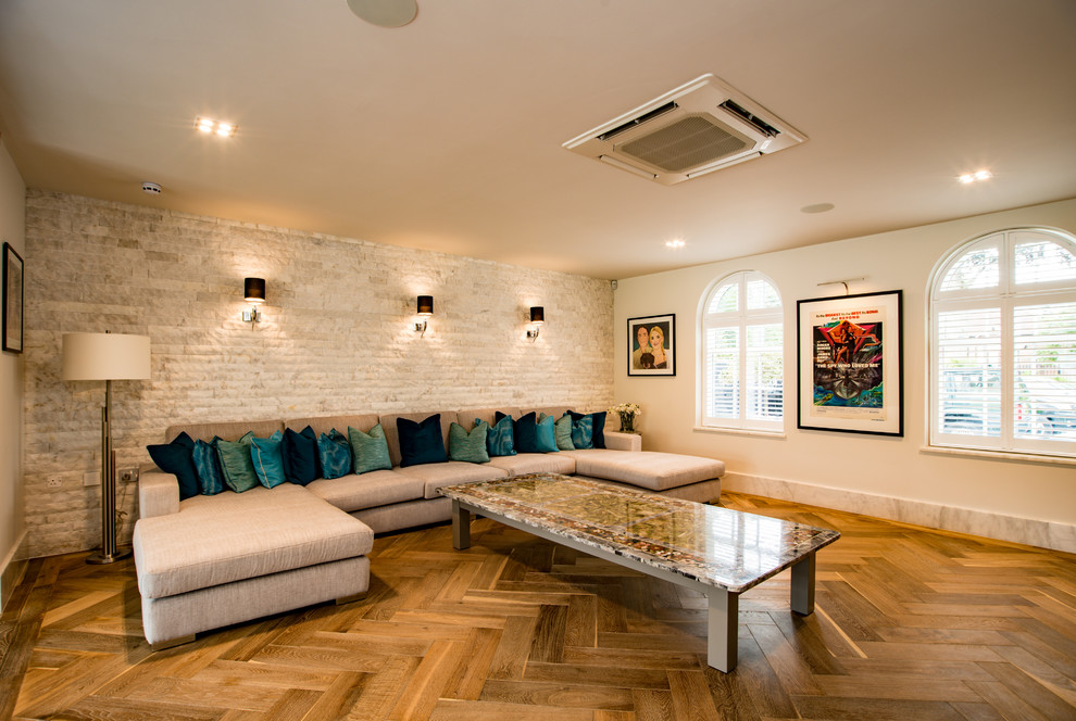Diseño de sala de estar cerrada clásica renovada con paredes blancas, suelo de contrachapado y suelo marrón