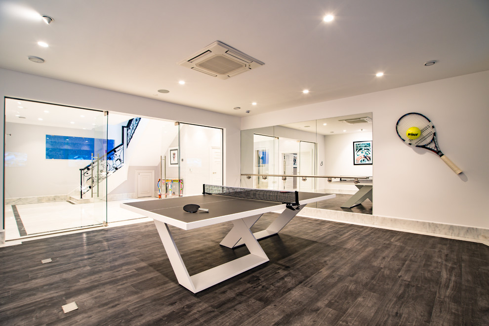 Идея дизайна: изолированная гостиная комната в стиле модернизм с белыми стенами, полом из фанеры и коричневым полом