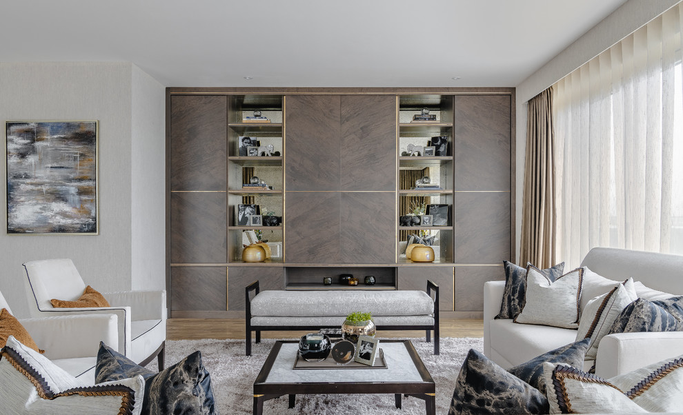 Foto de sala de estar abierta contemporánea grande sin chimenea con paredes grises, suelo de madera oscura, televisor retractable y alfombra