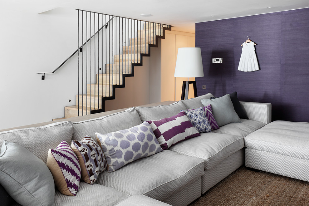 На фото: открытая гостиная комната в современном стиле с фиолетовыми стенами