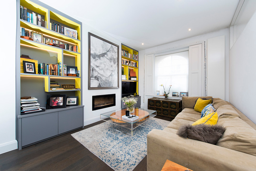 Ejemplo de sala de estar abierta actual grande con paredes blancas, suelo de madera oscura, televisor independiente y suelo marrón