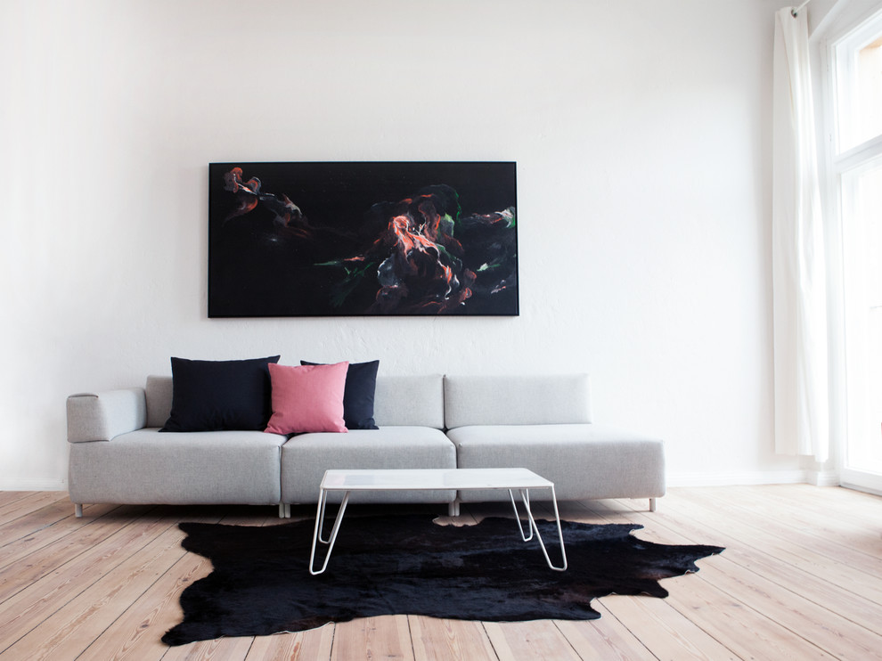 Immagine di un soggiorno moderno di medie dimensioni con pareti bianche e parquet chiaro