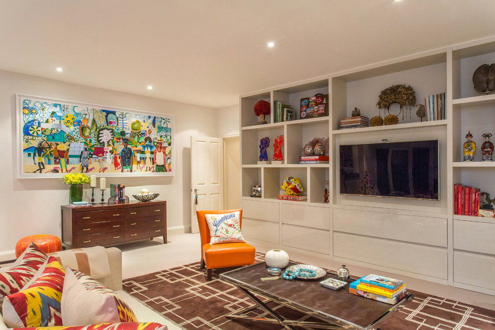 Идея дизайна: гостиная комната в современном стиле с бежевыми стенами, ковровым покрытием и телевизором на стене