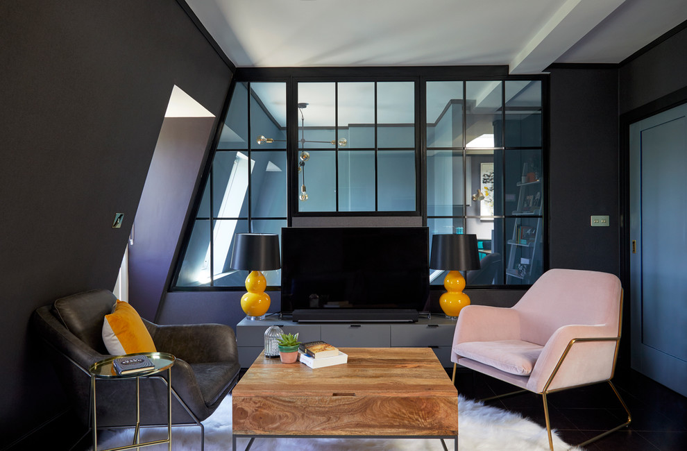 Idée de décoration pour une salle de séjour design avec un mur noir, un téléviseur indépendant et un sol noir.