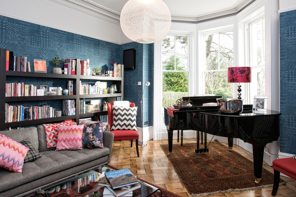 Свежая идея для дизайна: гостиная комната в стиле фьюжн с музыкальной комнатой, синими стенами, паркетным полом среднего тона и коричневым полом - отличное фото интерьера